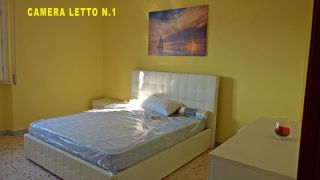 -Prezzo affitto: € 380 mese -caparra : € 760,00 - contratto in regola -Comune: Stimigliano Scalo ZONA STAZIONE -Zona: 45 minuti da Roma Tiburtina Stazione -Superficie: 70 Mq + SOFFITTA -Vani: 4 -Camera letto -salone con divano letto -sala da pranzo con tavolo -cucina completa con tavolo frigo -Bagni: 1 -posto auto scoperto -Piano: 4° -Livelli: 1 -Riscaldamento: autonomo -Condizioni: Ristrutturato -Ascensore: SI -giardino: Si pubblico