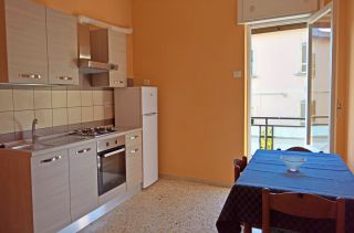 -Prezzo affitto: € 400 mese -caparra : € 800,00 - contratto in regola -Comune: Stimigliano Scalo -Zona: 45 minuti da Roma Tiburtina Stazione -Superficie: 95 Mq -Vani: 6 -Camera letto -salone con 2 divani letto nuovi e tv -sala da pranzo con tavolo -cucina abitabile con tavolo e frigo nuovo ancora imballato -Bagni: 1 -posto auto scoperto -soffitta -Piano: 1° -Livelli: 1 -Riscaldamento: autonomo -Condizioni: Ristrutturato -Ascensore: Si -Balcone: Si -Terrazza: Si