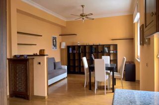 Prezzo affitto: € 390 mese -caparra : € 780,00 - contratto in regola 4+4 -Comune: Stimigliano Scalo FRONTE STAZIONE, 3° PIANO 45 minuti da Roma Tiburtina Stazione -Superficie: 73 Mq + SOFFITTA -Vani: 4 -Camera letto -salone con divano letto -sala da pranzo con tavolo -cucina completa con tavolo frigo -Bagni: 1 -posto auto scoperto -Piano: 4° -Livelli: 1 -Riscaldamento: autonomo -Condizioni: Ristrutturato TUTTO ARREDATO NUOVO -Ascensore: SI -giardino: Si pubblico. CONDOMINIO 30 EURO MESE