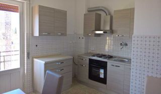 -Prezzo affitto: € 380 mese -caparra : € 760,00 - contratto in regola 4+4 -Comune: Stimigliano Scalo FRONTE STAZIONE, 45 minuti da Roma Tiburtina Stazione -Superficie: 73 Mq + SOFFITTA -Vani: 4 -Camera letto -salone con divano letto -sala da pranzo con tavolo -cucina completa con tavolo frigo -Bagni: 1 -posto auto scoperto -Piano: 4° -Livelli: 1 -Riscaldamento: autonomo -Condizioni: Ristrutturato TUTTO ARREDATO NUOVO -Ascensore: SI -giardino: Si pubblico. CONDOMINIO 35 EURO MESE