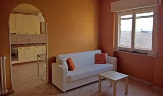 -Prezzo affitto: € 380 mese -caparra : € 760,00 - contratto in regola 4+4 -Comune: Stimigliano Scalo ZONA STAZIONE -Zona: 45 minuti da Roma Tiburtina Stazione -Superficie: 70 Mq + SOFFITTA -Vani: 4 -Camera letto -salone con divano letto -sala da pranzo con tavolo -cucina completa con tavolo frigo -Bagni: 1 -posto auto scoperto -Piano: 3° -Livelli: 1 -Riscaldamento: autonomo -Condizioni: Ristrutturato -Ascensore: SI -giardino: Si pubblico. CONDOMINIO 35 EURO MESE
