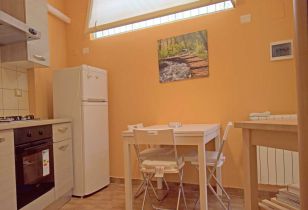 Prezzo affitto: € 580 mese -caparra : € 1160,00 - contratto in regola 4+4 -Comune: ROMA CASSIA TRIONFALE - PIANO TERRA 20 minuti X METRO A CON LINEA FL3 -Superficie: 40 Mq -Vani: 4 -Camera letto –zona hobby con divano letto e lavatoio –cucina abitabilea completa con tavolo frigo -Bagni: 1 -posto auto scoperto -Riscaldamento: autonomo -Condizioni: Ristrutturato TUTTO ARREDATO NUOVO- luci a led –grande giardino: Si pubblico. CONDOMINIO 17 EURO MESE
