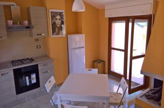 -Prezzo affitto: € 390 mese -caparra : € 790,00 - contratto in regola -Comune: Stimigliano Scalo ZONA STAZIONE -Zona: 45 minuti da Roma Tiburtina Stazione -Superficie: 70 Mq + SOFFITTA -Vani: 4 -Camera letto -salone con divano letto -sala da pranzo con tavolo -cucina completa con tavolo frigo -Bagni: 1 -posto auto scoperto -Piano: 4° -Livelli: 1 -Riscaldamento: autonomo -Condizioni: Ristrutturato -Ascensore: SI -giardino: Si pubblico
