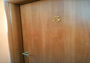 Prezzo affitto: € 500 mese -caparra : € 1000,00 - contratto in regola -Comune: Roma ZONA PRATI-OTTAVIANO – Superficie APPARTAMENTO: 90 Mq + CORTILE 40 MQ –TOTALE 3 CAMERE + SERVIZI. Piano: terra -Riscaldamento: autonomo -Condizioni: Ristrutturato -Ascensore: SI – internet SI, arredato SI, tv SI, cortile: Si. contratto Minimo 18/24 mesi